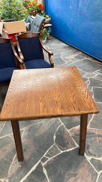 Handige uitschuifbare tafel in nette staat beschikbaar voor biedingen