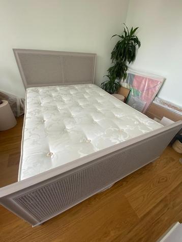 Kingsize bed en matras / king-sized bed and mattress beschikbaar voor biedingen