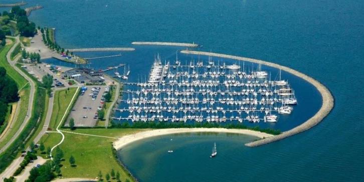 Ligplaats in Medemblik. Perfect gelegen. Te huur of te koop., Watersport en Boten, Ligplaatsen, Binnen