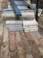 Gratis 4 opsluit banden en enkele losse tegels, Ophalen, Gebruikt, Minder dan 5 m², Beton