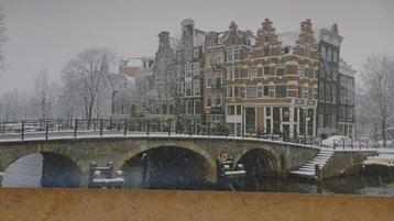 Hoek Prinsengracht en Brouwersgracht met café Papeneiland, beschikbaar voor biedingen