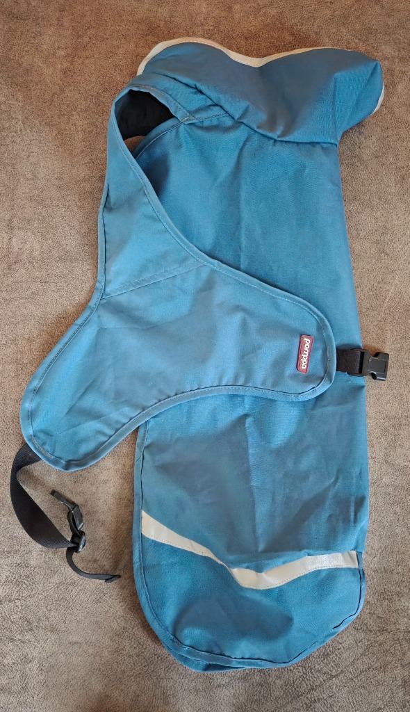 Pomppa Sade regenjas mt 48, Dieren en Toebehoren, Hondenkleding, Zo goed als nieuw, Hondenregenjas, Ophalen of Verzenden