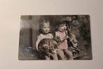 Oude AK - 2 Kinderen en hun Konijnen, Duitsland 1909, Verzamelen, Ansichtkaarten | Dieren, Gelopen, Knaagdier, Voor 1920, Verzenden