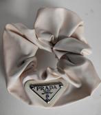Crème kleurige Prada scrunchie, Sieraden, Tassen en Uiterlijk, Uiterlijk | Haarverzorging, Ophalen of Verzenden, Nieuw, Haarspeld