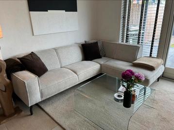 Beige hoekbank beschikbaar voor biedingen