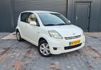 Daihatsu Sirion 1.0 51KW 2009 Wit | Airco | 5-deurs, Voorwielaandrijving, Stof, Wit, Sirion