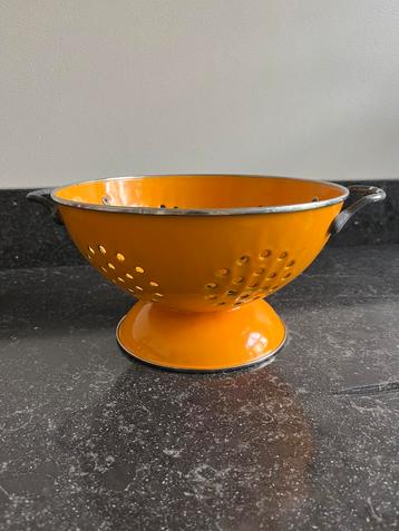 Vintage emaille vergiet, kleur oker beschikbaar voor biedingen