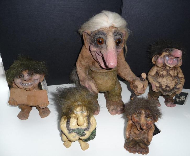 5 TROLLEN UIT NORWEGEN, TUSSE, FOSSE EN A S NYFORM ALS NIEUW, Verzamelen, Beelden en Beeldjes, Zo goed als nieuw, Fantasy, Verzenden