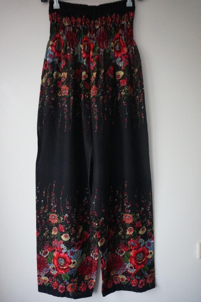 NIEUW SoulRebel broek bloemen bloemetjesbroek zwart rood S M, Kleding | Dames, Broeken en Pantalons, Nieuw, Maat 38/40 (M), Zwart