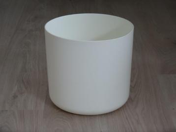 Grote Ypma bloempot Charme, wit kunststof, Ø 27 cm, z.g.a.n. beschikbaar voor biedingen