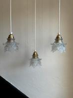 Vintage set 3 witte roos mat glazen hanglamp bloem sier, Huis en Inrichting, Lampen | Hanglampen, Ophalen of Verzenden, Glas, Minder dan 50 cm
