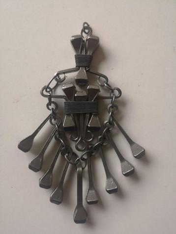 Zeer aparte oude zwaar metalen kettinghanger, ca 12 cm lang beschikbaar voor biedingen