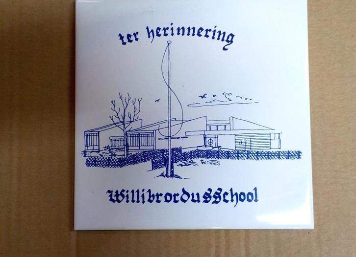 Tegel Willibrordusschool Kloosterburen, Antiek en Kunst, Antiek | Wandborden en Tegels, Ophalen of Verzenden