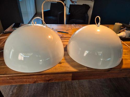 Twee witte hanglampen - diameter 40cm, Huis en Inrichting, Lampen | Hanglampen, Gebruikt, Minder dan 50 cm, Metaal, Ophalen of Verzenden