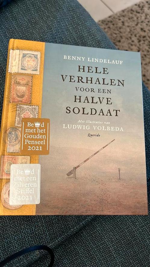 Benny Lindelauf - Hele verhalen voor een halve soldaat, Boeken, Kinderboeken | Jeugd | 13 jaar en ouder, Zo goed als nieuw, Ophalen of Verzenden