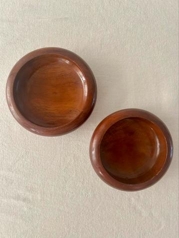 Twee vintage houten schaaltjes beschikbaar voor biedingen