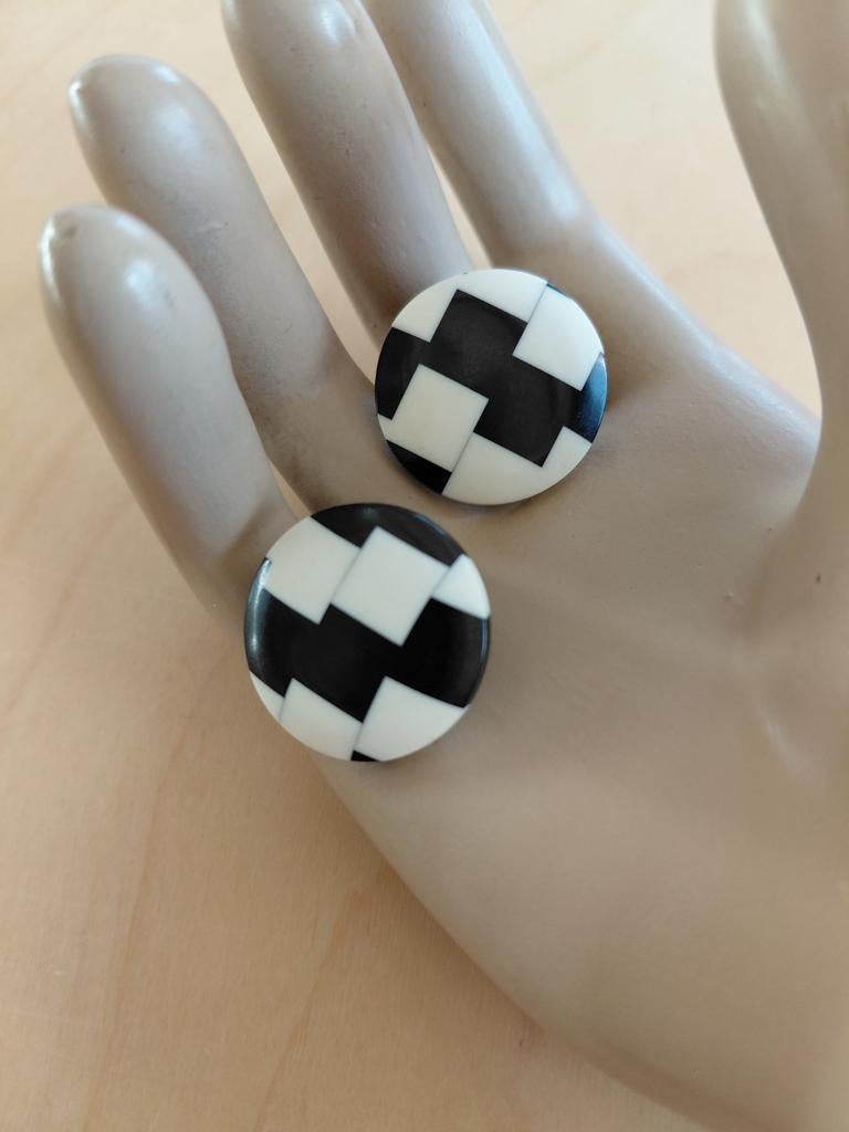 Art Deco Oorclips Zwart/Wit Geblokt Galaliet., Verzenden, Overige materialen, Oorbellen