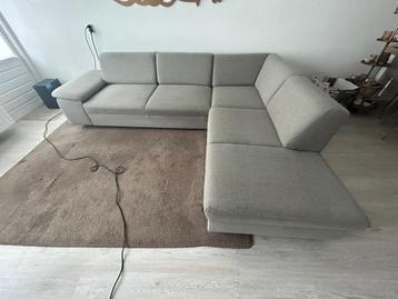 L Bank in zeer goeie staat, grijs/taupe. 2,65m bij 2,10m beschikbaar voor biedingen