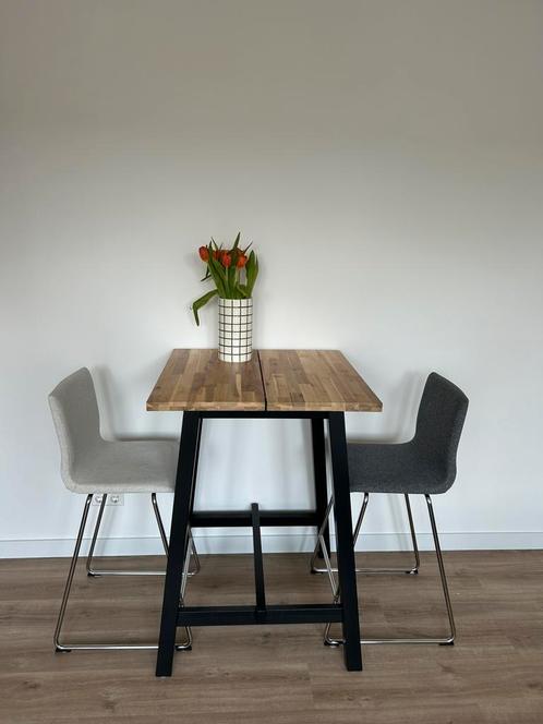 Ikea TYBYN bartafel met 2 LILLÅNAS barkrukken, Huis en Inrichting, Barren, Zo goed als nieuw, Ophalen