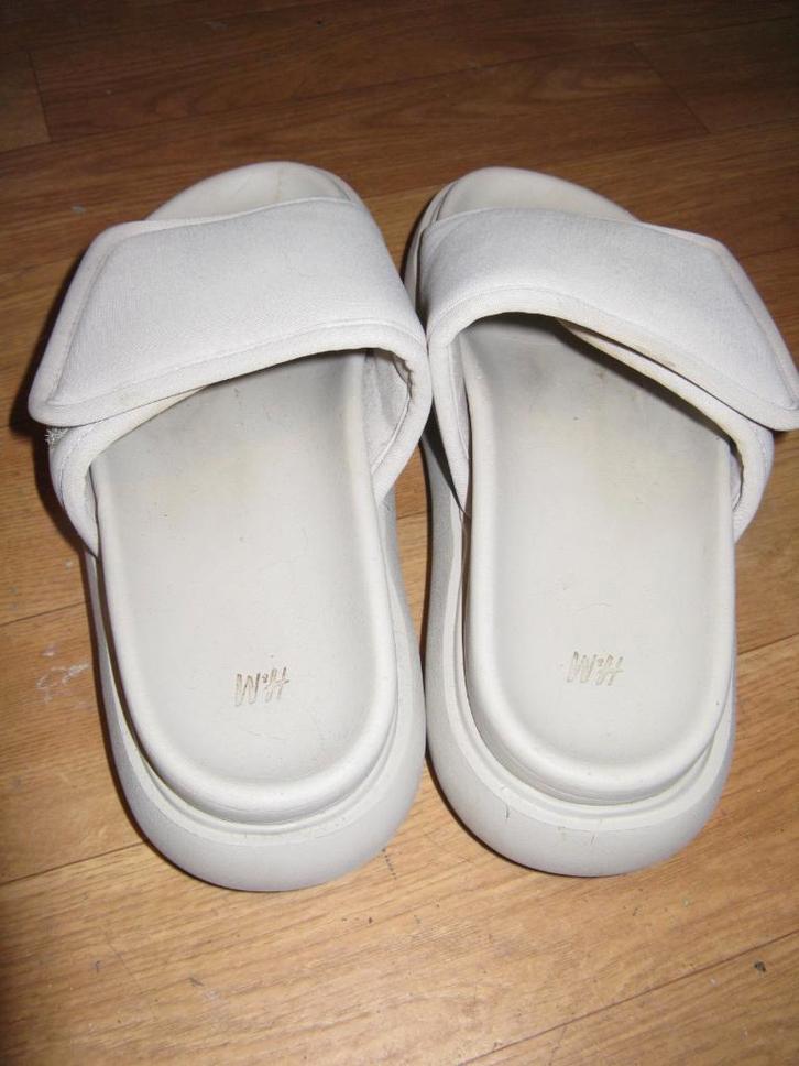 H&M slippers / slides met klittenbandsluiting beige/crème, Kleding | Dames, Schoenen, Gedragen, Slippers, Beige, Ophalen of Verzenden