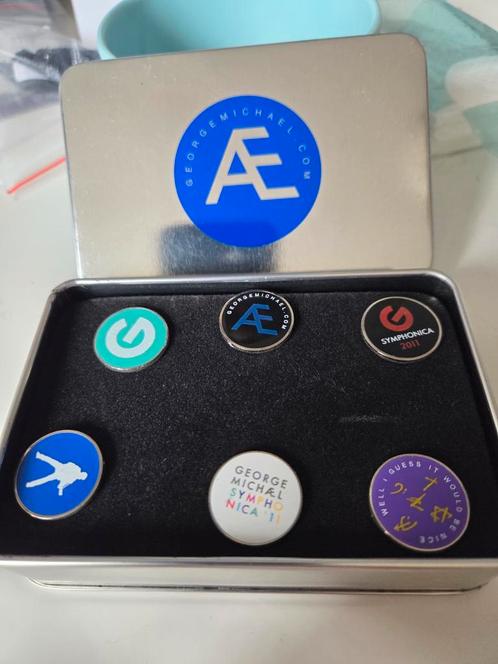 George Michael Pins Set in Blikken Doos, Verzamelen, Speldjes, Pins en Buttons, Nieuw, Speldje of Pin, Overige onderwerpen, Ophalen of Verzenden