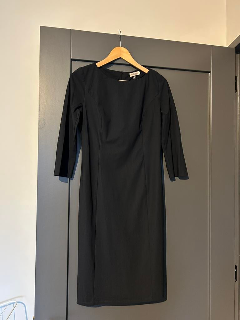 Mooie zwarte travelstof jurk LaDress maat XS valt ruim, Verzenden, Zwart, Zo goed als nieuw, Knielengte
