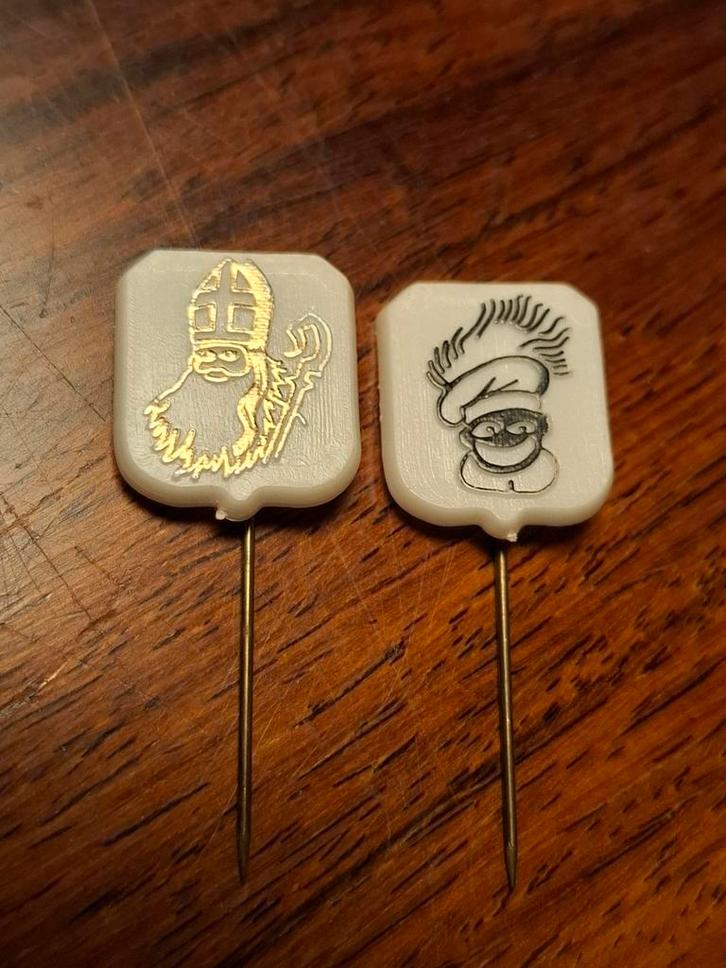 2 Vintage Sinterklaas & Zwarte Piet Speldjes, Verzamelen, Speldjes, Pins en Buttons, Gebruikt, Speldje of Pin, Figuurtje, Ophalen of Verzenden