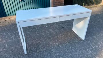 IKEA bureau met laden en kabelgoot