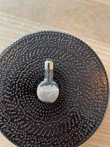Leuke vintage glitter hanger verzilverd beschikbaar voor biedingen