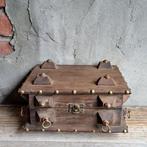 Landelijk brocante houten kistje met metalen details *Etage3, Huis en Inrichting, Woonaccessoires | Overige, Gebruikt, Ophalen of Verzenden