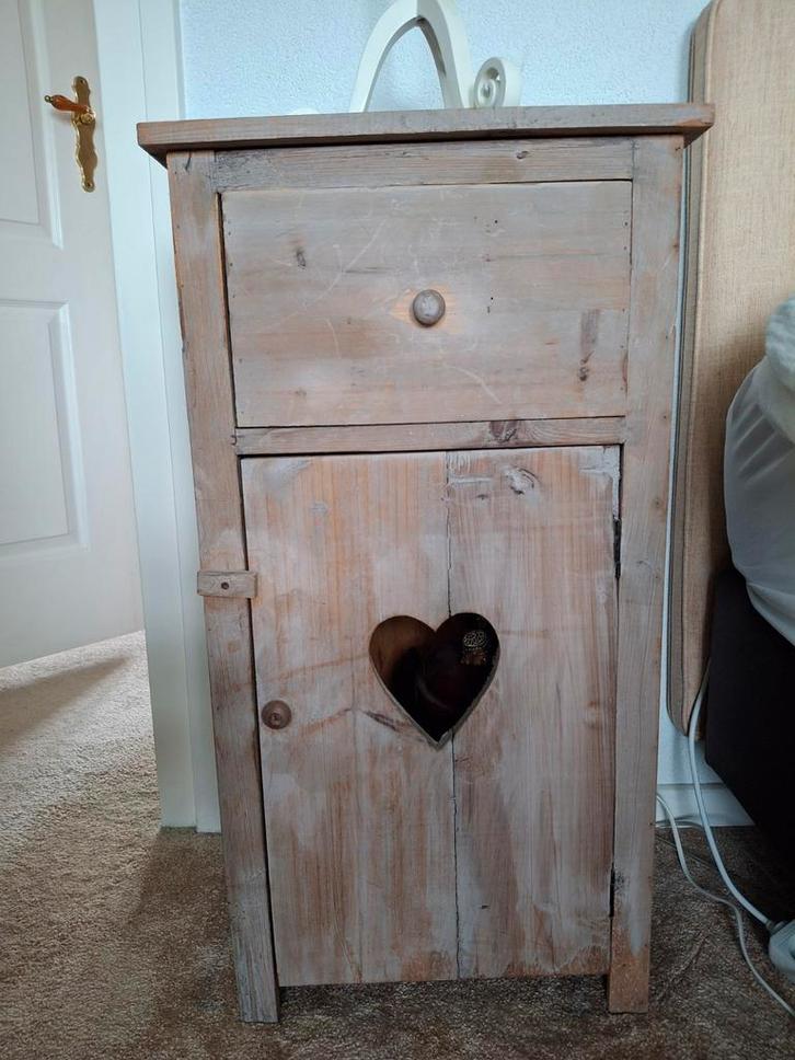 Charmant houten nachtkastje met hart detail, Huis en Inrichting, Slaapkamer | Nachtkastjes, Gebruikt, 70 cm of meer, Minder dan 45 cm