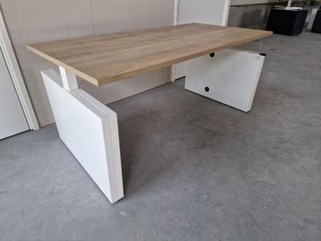 slinger verstelbaar bureau wit eiken blad beschikbaar voor biedingen