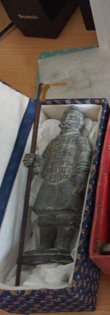 Doosje met 1 terra cotta leger soldaat met wapen (zeldzaam) beschikbaar voor biedingen