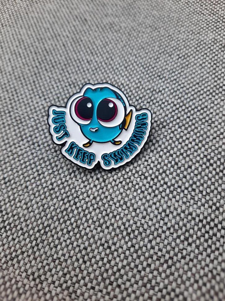 1 leuke vissen pin met de tekst just keep swimming te koop, Verzamelen, Speldjes, Pins en Buttons, Nieuw, Speldje of Pin, Overige onderwerpen