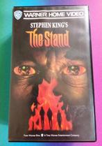 VHS - Stephen King: The Stand – Double VHS NL, Cd's en Dvd's, VHS | Film, Vanaf 16 jaar, Verzenden, Zo goed als nieuw, Horror