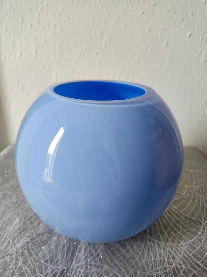 Prachtige zware lichtblauwe glazen bolvaas, Huis en Inrichting, Woonaccessoires | Vazen, Gebruikt, Overige kleuren, Minder dan 50 cm