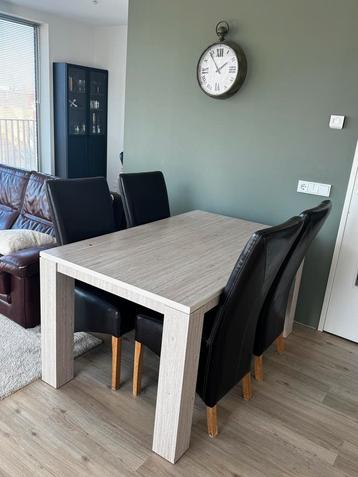4 leren stoel met eettafel beschikbaar voor biedingen