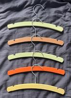 Set van 5 houten babykleerhangertjes lime, oranje  unisex, Ophalen of Verzenden, Zo goed als nieuw