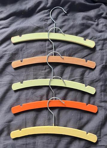 Set van 5 houten babykleerhangertjes lime, oranje  unisex beschikbaar voor biedingen