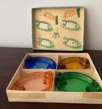 4 retro asbakjes gekleurd glas in originele doos beschikbaar voor biedingen