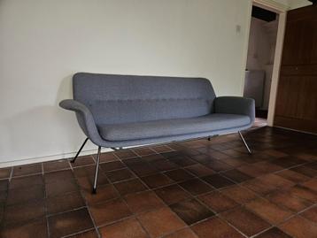 Stijlvolle vintage design bank van Theo Ruth voor Artifort beschikbaar voor biedingen
