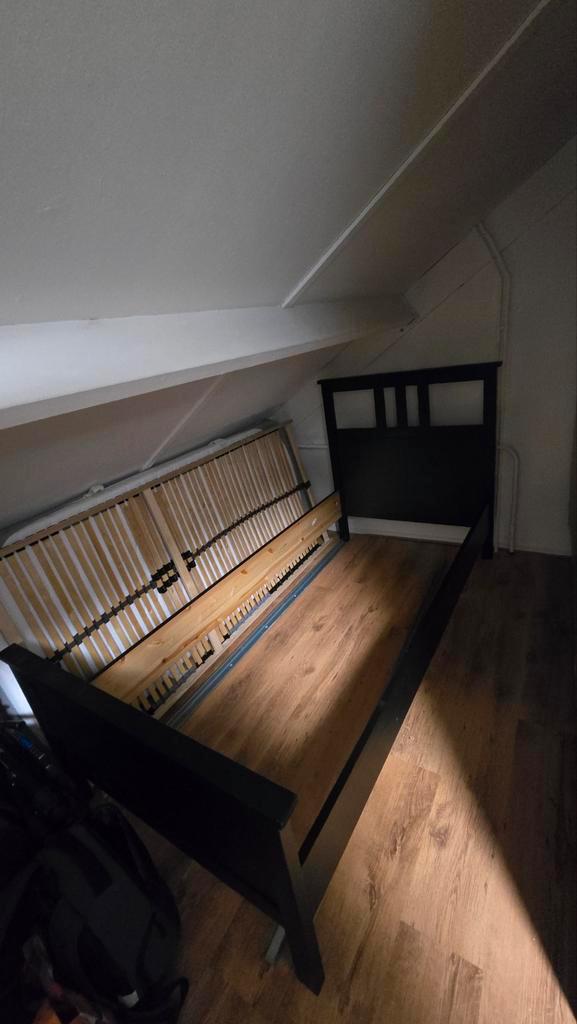 Eenpersoonsbed met lattenbodem, Huis en Inrichting, Slaapkamer | Bedden, Gebruikt, Eenpersoons, 90 cm, 200 cm, Hout, Zwart, Ophalen