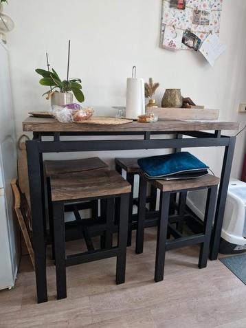 Bar tafel 4 krukken  beschikbaar voor biedingen
