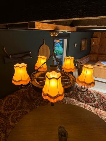 Antieke Wagenwiel Kroonluchter met Lampenkappen Vintage beschikbaar voor biedingen