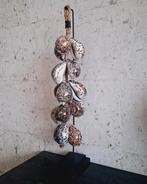 Bruine tijgerschelpen ketting op voet vakkenkast chique, Huis en Inrichting, Nieuw, Ophalen of Verzenden, X, X