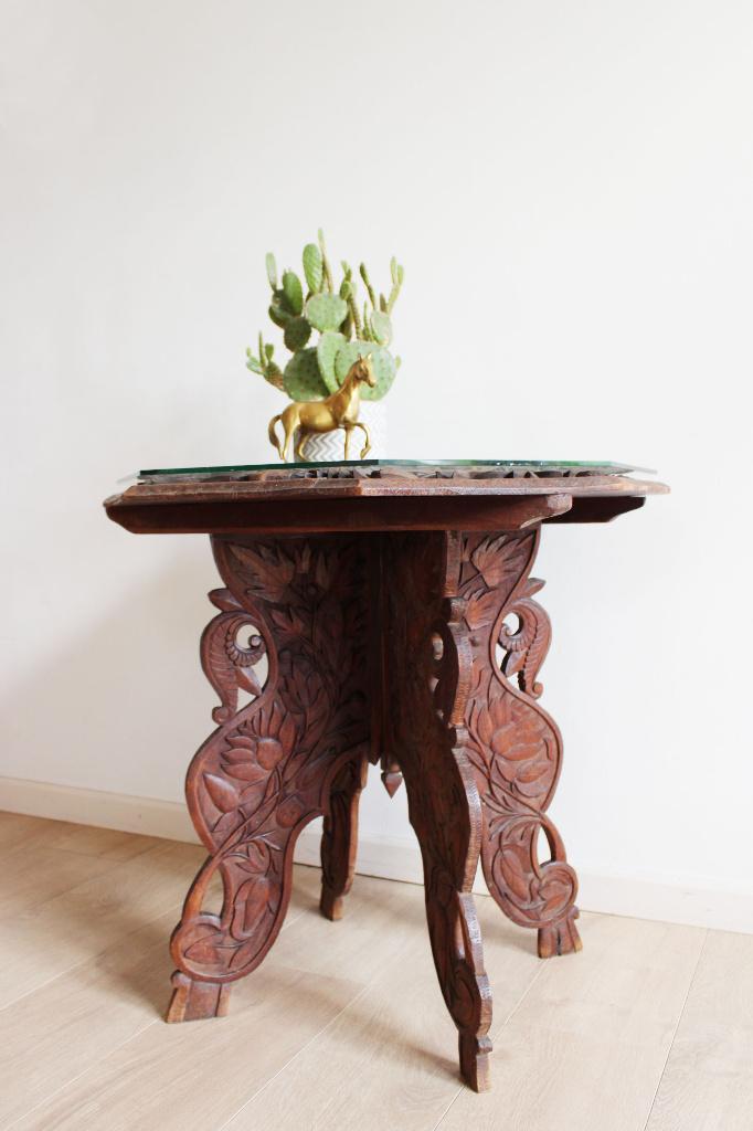 Oosters tafeltje met houtsnijwerk. Vintage Boho bijzettafel, Huis en Inrichting, Tafels | Bijzettafels, Gebruikt, Overige vormen