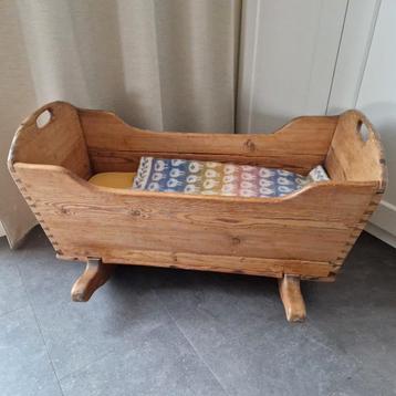 Oud Zweeds Schommelwiegje met Matras beschikbaar voor biedingen