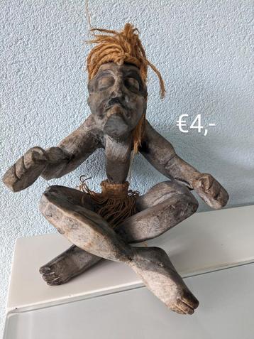 Houten beeldje mediterende man beschikbaar voor biedingen