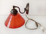 Vintage wandlamp met kap van rood glas, Huis en Inrichting, Lampen | Wandlampen, Ophalen of Verzenden, Gebruikt, Glas