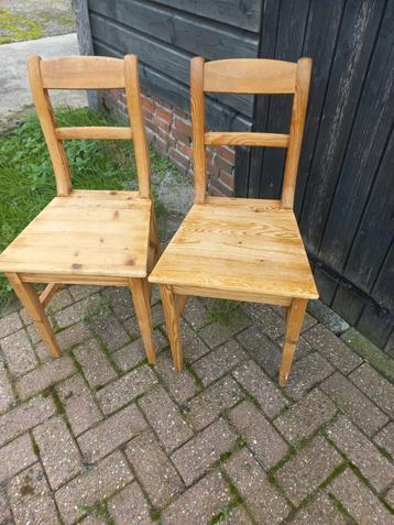 2 Houten Eetkamerstoelen beschikbaar voor biedingen
